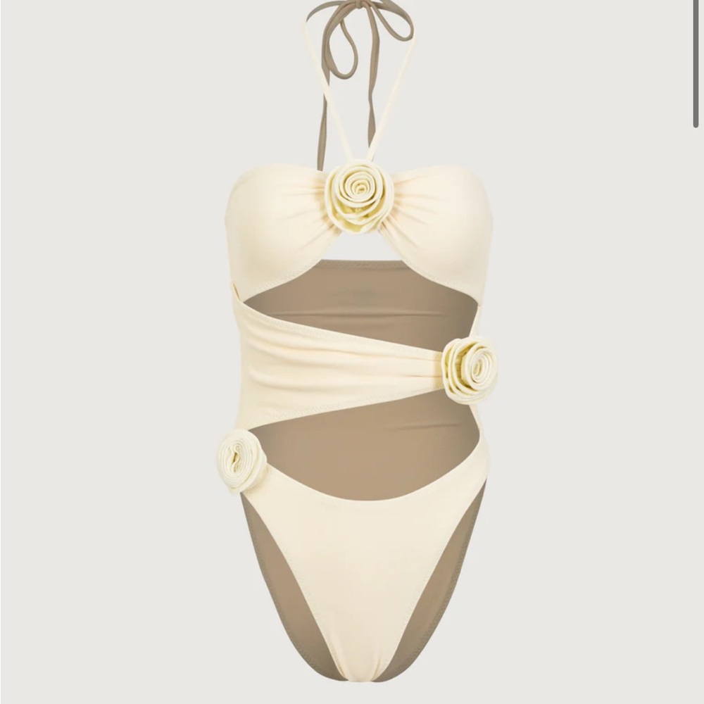 SAME ROSETTE CUT OUT ONE PIECE
Faux Suede Cream/Cream